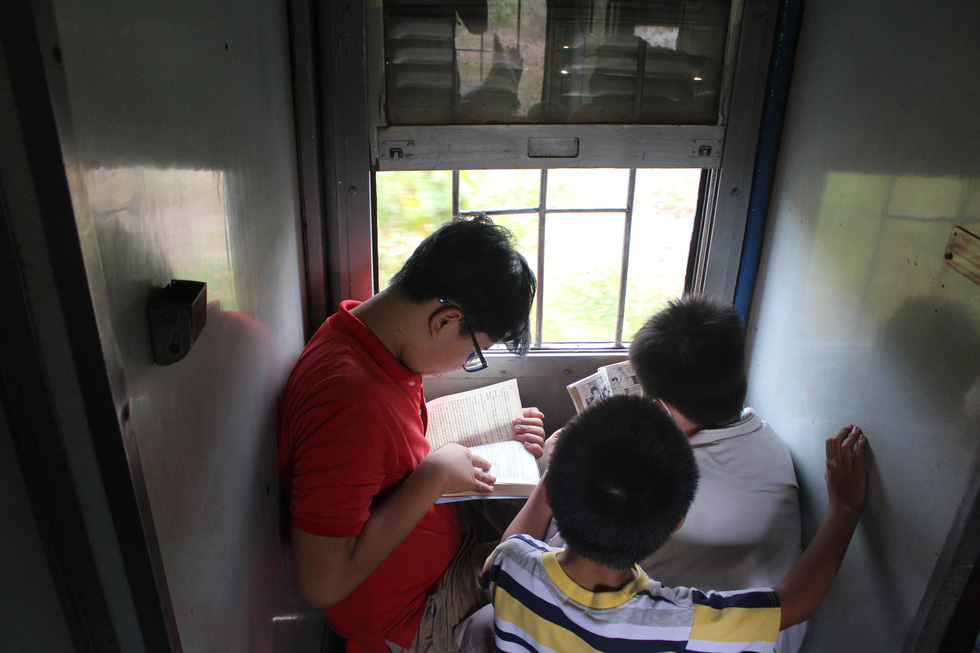 Kinh hoàng tàu tết: hành khách chen chúc, chui gầm ghế để ngủ